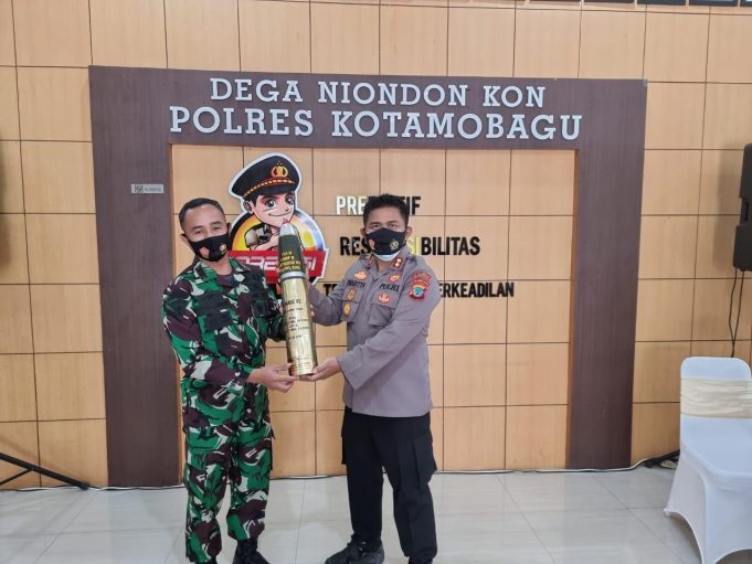 Danyon Armed Letkol Arm Yoki Efriandi M.Han beri Cindera Hati kepada Kapolres Kotamobagu