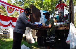 Turut peduli, Kabag Sumda bagikan bantuan sosial kepada warga yang paling terdampak pandemi.