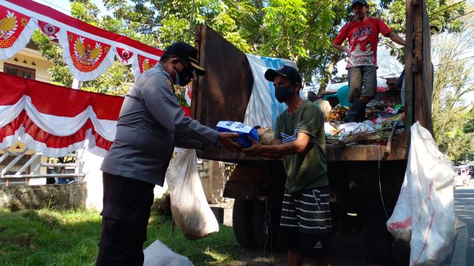 Turut peduli, Kabag Sumda bagikan bantuan sosial kepada warga yang paling terdampak pandemi.