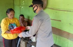 Disambut haru saat salurkan Bansos, personil Polsek Kotamobagu Utara tuai ucapan terima kasih & turut didoakan warga.