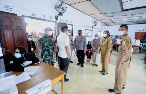 Fokus pada herd immunity, Kapolres & Forkopimda Kotamobagu pantau langsung program vaksinasi di sejumlah titik.