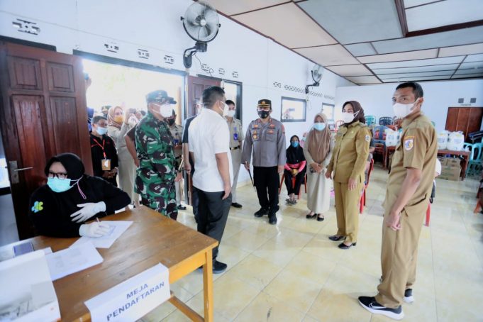 Fokus pada herd immunity, Kapolres & Forkopimda Kotamobagu pantau langsung program vaksinasi di sejumlah titik.