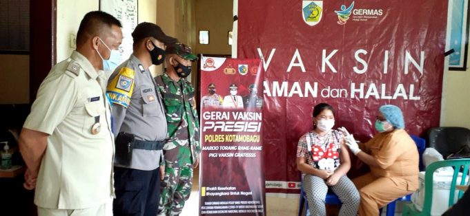 Polsek jajaran Polres Kotamobagu laksanakan gerai Presisi vaksinasi nasional.