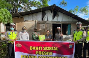 Bertajuk bakti sosial Presisi, Sat Lantas Polres Kotamobagu berbagi dengan sejumlah warga kurang mampu.