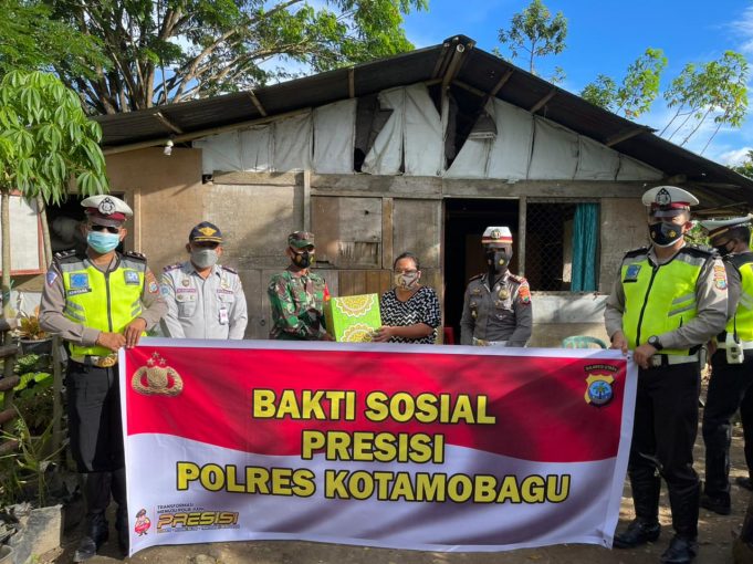Bertajuk bakti sosial Presisi, Sat Lantas Polres Kotamobagu berbagi dengan sejumlah warga kurang mampu.