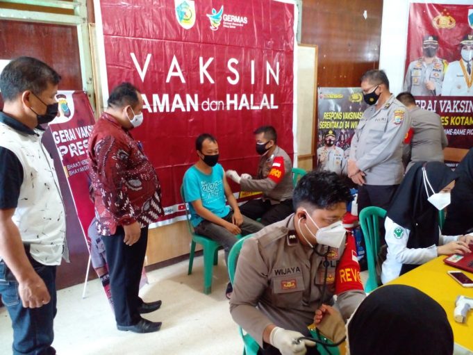 Polres Kotamobagu & Kampus (IAI) Kotamobagu bekerja sama sukseskan program vaksinasi Presisi.
