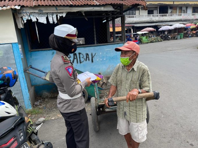 Turut ringankan beban masyarakat dimasa pandemi & penerapan PPKM Sat Lantas bagikan bantuan Sosial.