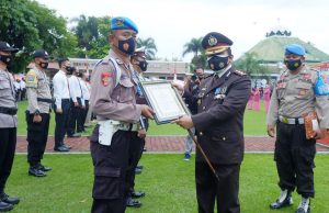 Hari Bhayangkara ke-75 Kapolres Kotamobagu berikan penghargaan personil berprestasi, Tokoh serta Media dan lepas 3 orang Purna Bhakti