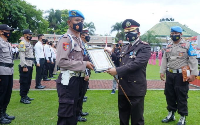 Hari Bhayangkara ke-75 Kapolres Kotamobagu berikan penghargaan personil berprestasi, Tokoh serta Media dan lepas 3 orang Purna Bhakti