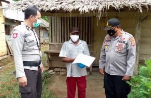 Penuh suasana haru, Kapolsek Lolayan & Personil berikan bantuan sosial paket Sembako kepada warganya.
