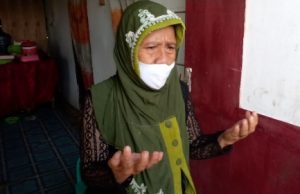 Berikan Bansos kepada Janda Lansia & kaum dhuafa, Personil Bag Ops didoakan penerima Bansos.