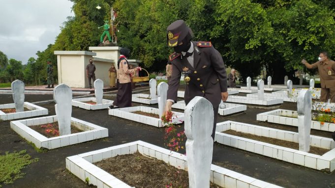 Wakapolres bersama Forkopimda Kota Kotamobagu gelar upacara ziarah nasional peringatan hari kemerdekaan RI Ke-76 tahun 2021.