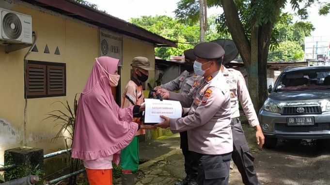 Peduli dengan warga terdampak pandemi, Satuan Sabhara laksanakan bakti sosial untuk ringankan beban warga.