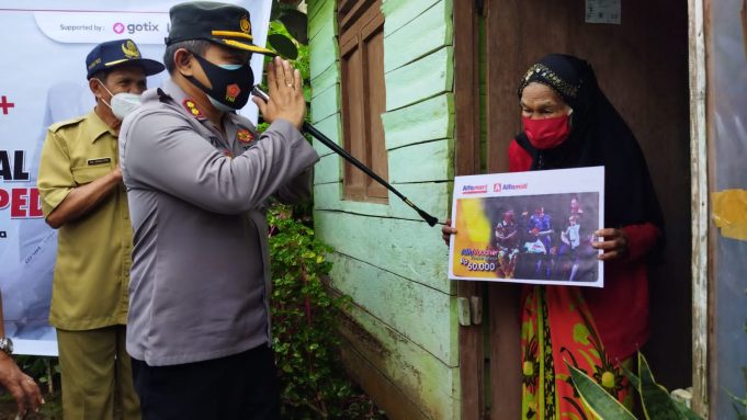 Alumni Akpol 94 Tunggal Panaluan salurkan Bansos, voucher belanja & gelar vaksinasi bersama Polres Kotamobagu.