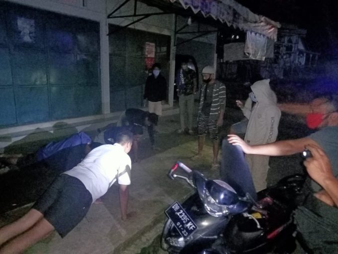 Patroli KRYD Team Resmob, bubarkan sekelompok pemuda yang abai Prokes & nongkrong hingga dinihari.