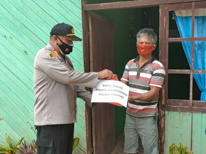 Kembali salurkan Bantuan Sosial, Kapolsek Lolayan berharap bisa ringankan beban Warga terdampak Covid