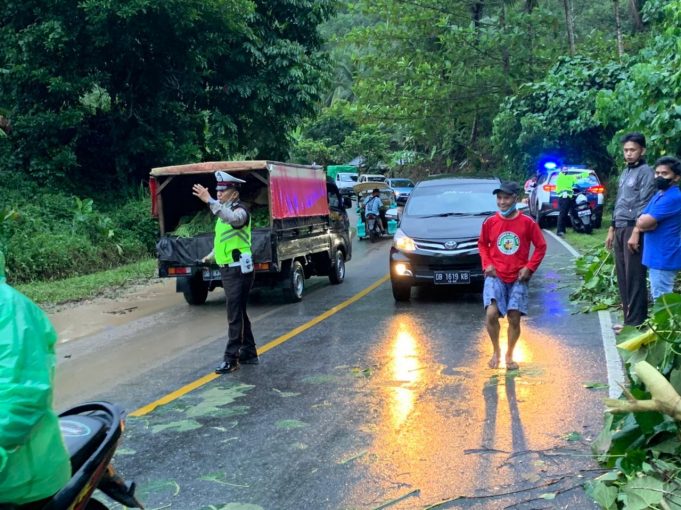 Gerak Cepat, Tanah Longsor jalan Trans Desa Lobong segera ditangani Polres Kotamobagu