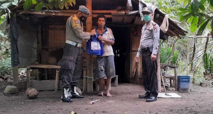 Ringankan beban ekonomi warga kurang mampu saat PPKM, Polsek Kotamobagu salurkan Bansos Polri