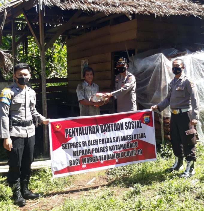 Polsek Passi bagikan Bansos SETPRES RI Kepada pria paruhbaya penganyam atap rumbia yang berkebutuhan khusus.