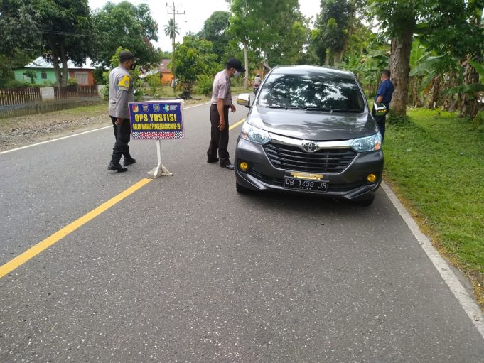 Antisipasi penyebaran Covid-19 lintas wilayah (Bolmong – Kotamobagu), Polsek Lolayan laksanakan operasi yustisi di depan Mapolsek.