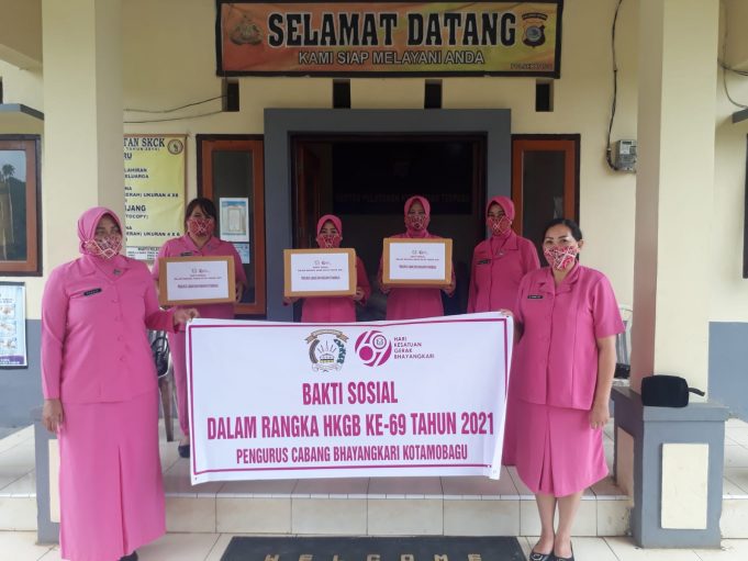 Bhayangkari Cabang Kotamobagu bersama Bhayangkari 4 (empat) Ranting jajaran bagikan paket Sembako dalam Rangka HKGB Ke-69.