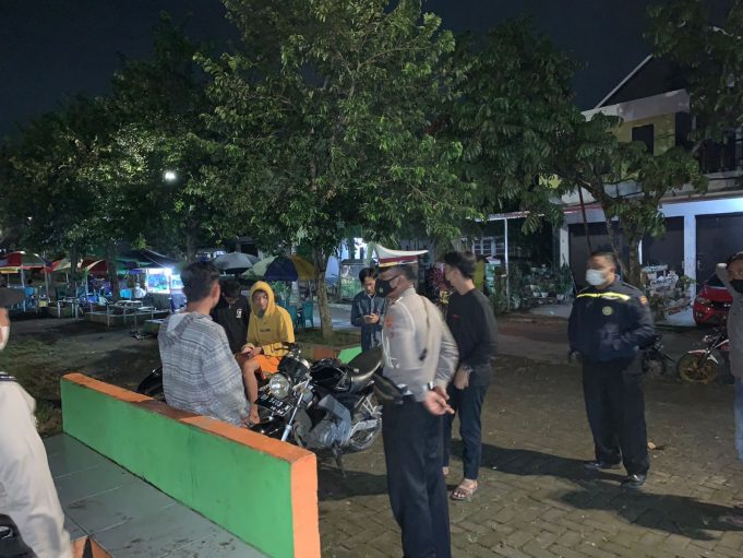 Laksanakan patroli sekaligus Ops yustisi di pusat-pusat keramaian, Personil Polsek Kotamobagu berikan himbauan ditempat & secara mobile.