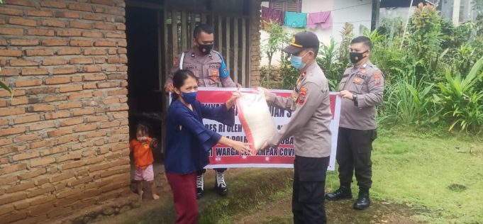 Polsek Kotamobagu Utara bagikan Bansos dari Sekertariat Presiden RI kepada warga kurang mampu yang terdampak pandemi.