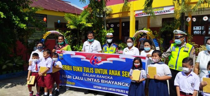 Dalam rangka Hari Lalu Lintas Bhayangkara Ke-66 Sat Lantas bagikan 1000 buku tulis & edukasi Prokes.