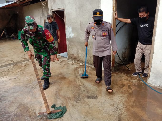 Polsek Passi & Koramil Passi semakin perkuat sinergi, bersama kerja bakti kepada warga korban banjir.
