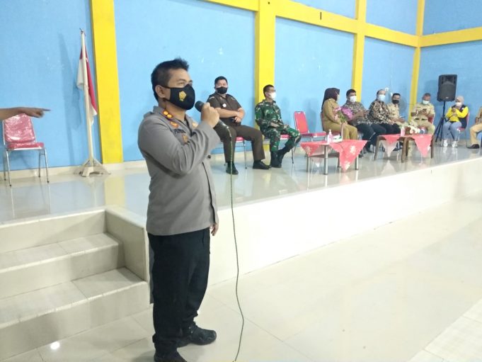 Kapolres Kotamobagu bersama Forkopimda tinjau serbuan Vaksin malam hari di wilayah Kota Kotamobagu.