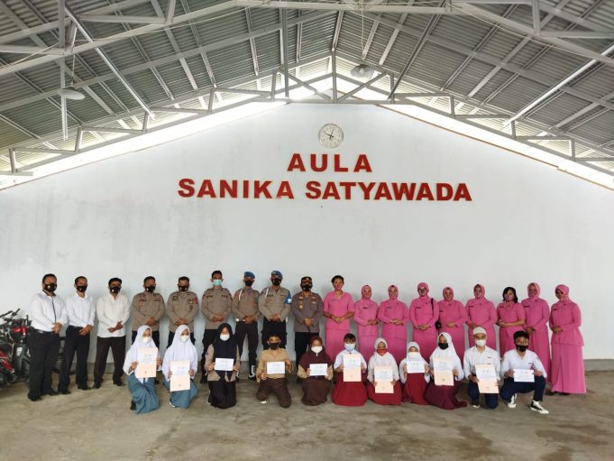 11 Putra-putri personil Polres Kotamobagu Terima beasiswa Bhayangkari