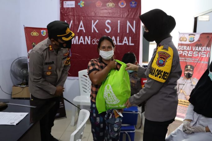 Unik!, Kapolres Kotamobagu pantau langsung pelayanan di Gerai Vaksin Presisi & turut bagikan Bansos kepada warga yang mengantri.