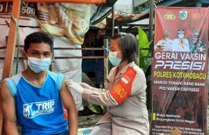 Jelang Nataru, Polres Kotamobagu buat gebrakan dengan door to door vaksinasi di lapak-lapak Pasar Serasi.