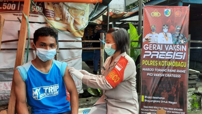 Jelang Nataru, Polres Kotamobagu buat gebrakan dengan door to door vaksinasi di lapak-lapak Pasar Serasi.