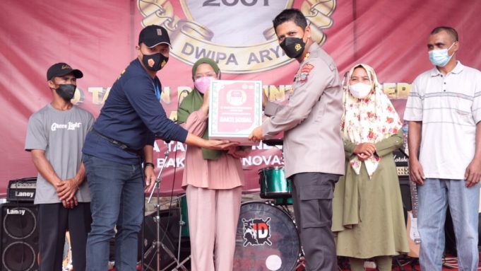 Kapolres Kotamobagu dan Dandim 1303 BM serahkan Bantuan Sosial saat gelaran Vaksinasi Massal AKABRI 2001 di Mapolres Kotamobagu