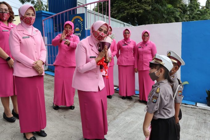 Kunjungi Polres Kotamobagu, Ketua Bhayangkari Daerah Sulut Ny. Mila Mulyatno beri arahan pengurus cabang, dan serahkan Tali Asih Warakawuri serta Guru TK Kemala
