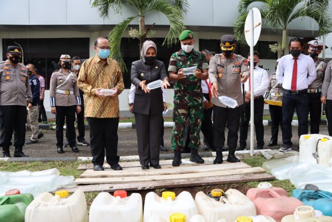 Bersama Forkopimda, Kapolres Kotamobagu pimpin pemusnahan ribuan liter Miras Cap Tikus dan ratusan Knalpot Bising