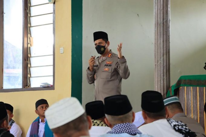 Himbauan Kamtibmas di Tanoyan selatan selepas Jumatan, Kapolres ajak masyarakat ikhlas & menerima siapapun yang terpilih.