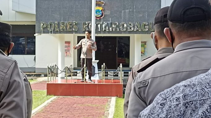 Sampai berjemur hingga lepas field cup, Kapolres fokus berikan arahan saat apel kesiapan PAM Pilsang.