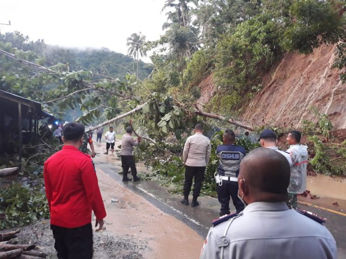 Siap tanggap bencana alam, Polres Kotamobagu serta Polsek Jajaran terjun langsung ke lokasi banjir dan longsor