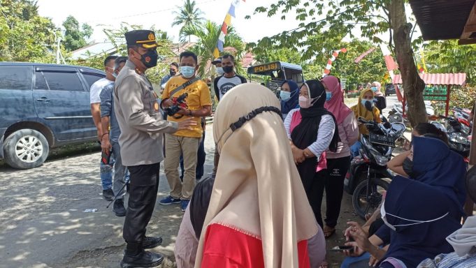 Kapolres Kotamobagu berikan himbauan Kamtibmas & Prokes saat kunjungi setiap TPS di Kecamatan Lolayan hingga Passi Bersatu.
