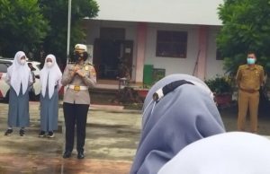 Hari senin pagi, PJU Polres Kotamobagu silaturahmi sekaligus pimpin upacara di sekolah guna tekan kenakalan remaja.