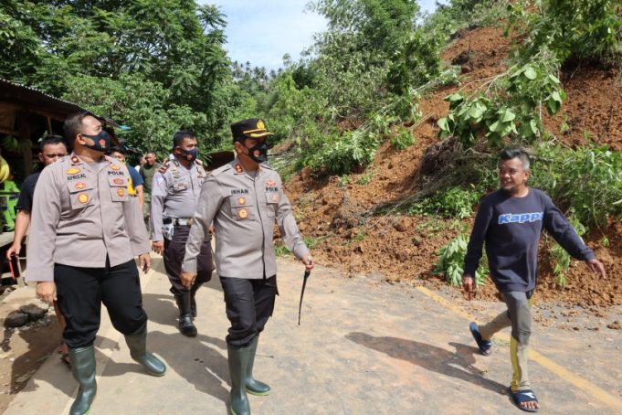 Kapolres Kotamobagu tinjau longsor desa Lobong, sempat ganggu arus Lalin namun sudah bisa dilalui