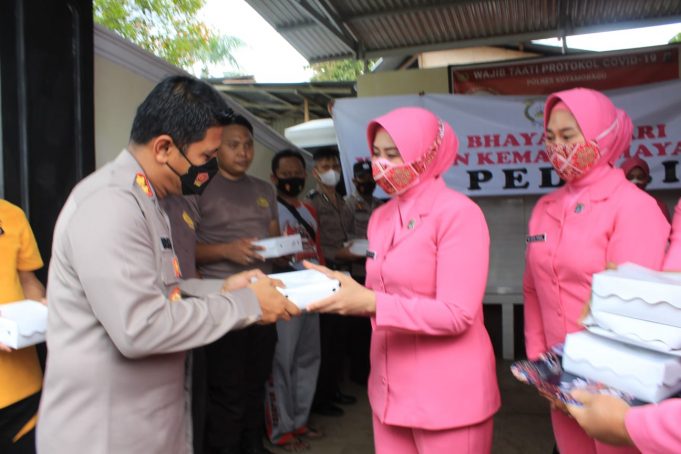Ketua PD Bhayangkari Sulut kunjungi Polres Kotamobagu, berikan bantuan sosial & tak henti beri support Kapolres serta jajaran.