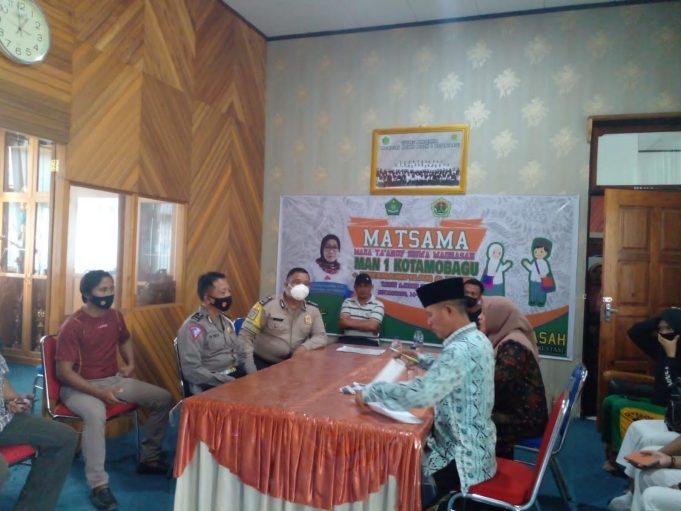 Antisipasi tawuran Pelajar, Polsek Kotamobagu lakukan Patroli Dialogis ke sekolah-sekolah.