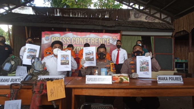 Kembali Kapolres Kotamobagu pimpin Press Conference kasus PETI di Desa Tanoyan selatan.