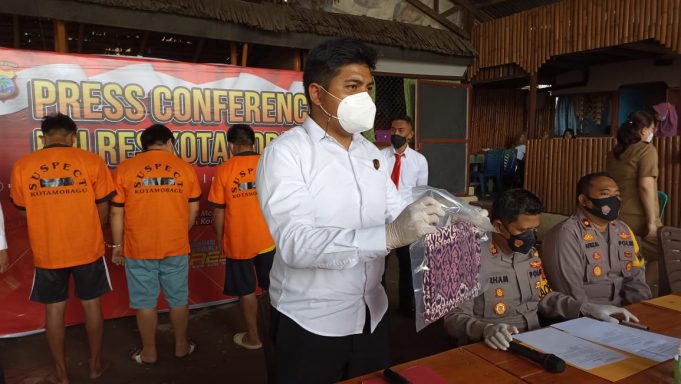 Kapolres Kotamobagu gelar press conference kasus sodomi anak dibawah umur.