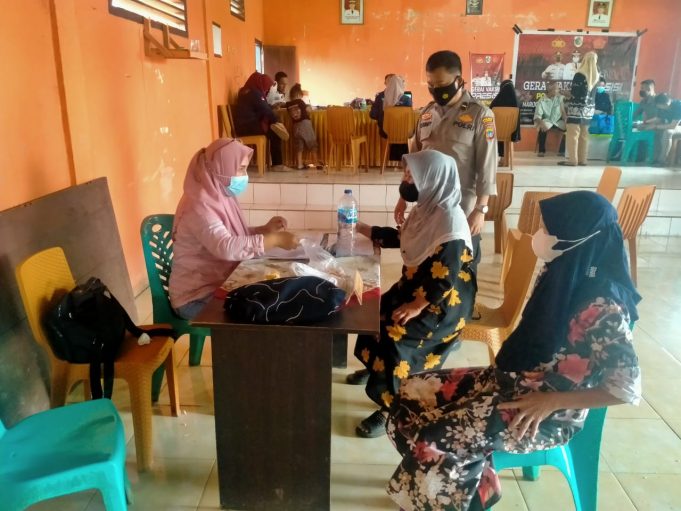 Tingkatkan capaian vaksinasi, Polres Kotamobagu dan Polsek Passi gelar serbuan vaksin di Passi Barat.