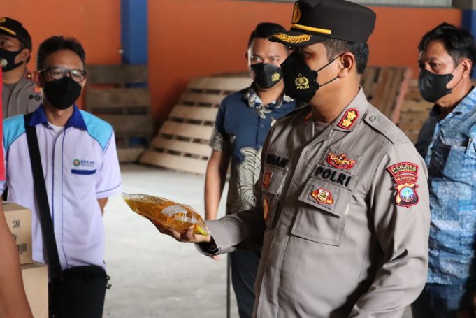 Antisipasi terjadi kelangkaan Minyak Goreng di wilayahnya, Kapolres Kotamobagu sidak sejumlah tempat.