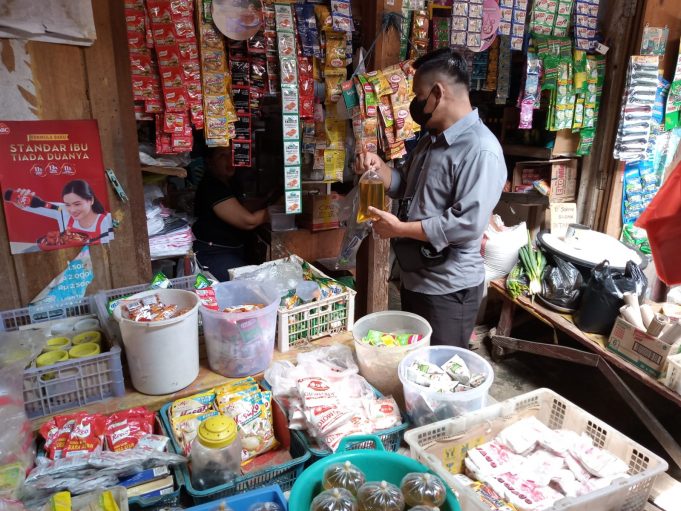 Cek Ketersediaan Minyak Goreng, Polsek Kotamobagu Turun ke Pasar